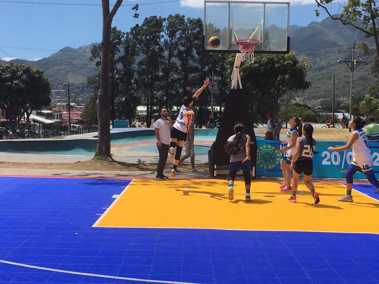 Partido femenino de baloncesto en una cancha al aire libre