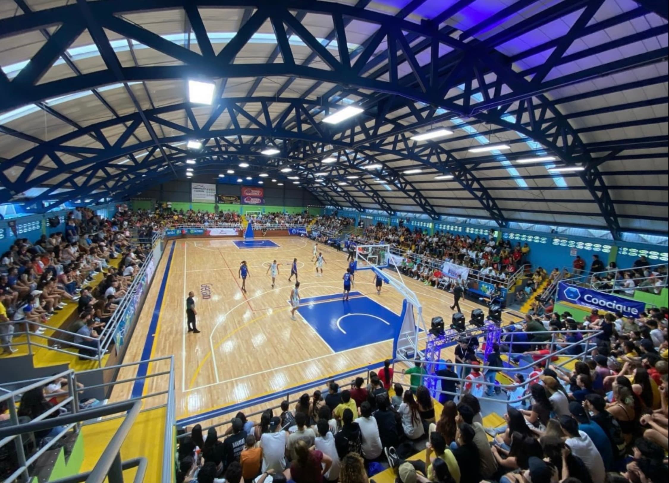Partido de baloncesto con graderías llenas