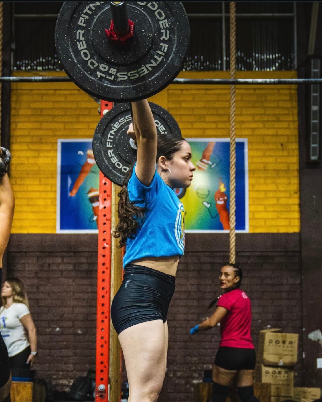 Atleta levantando una barra durante una competencia funcional
