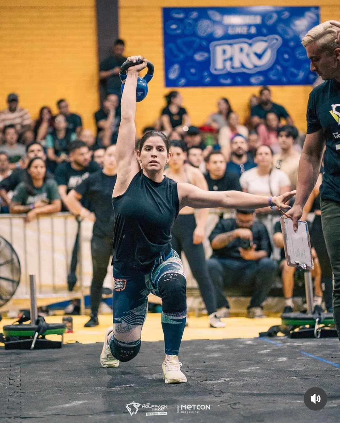Atleta realizando un desplante con pesa rusa