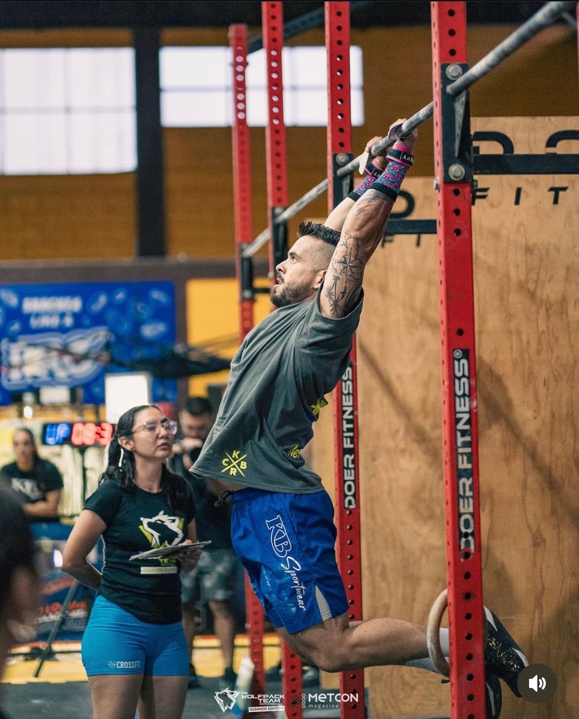 Atleta realizando dominadas durante una competencia funcional